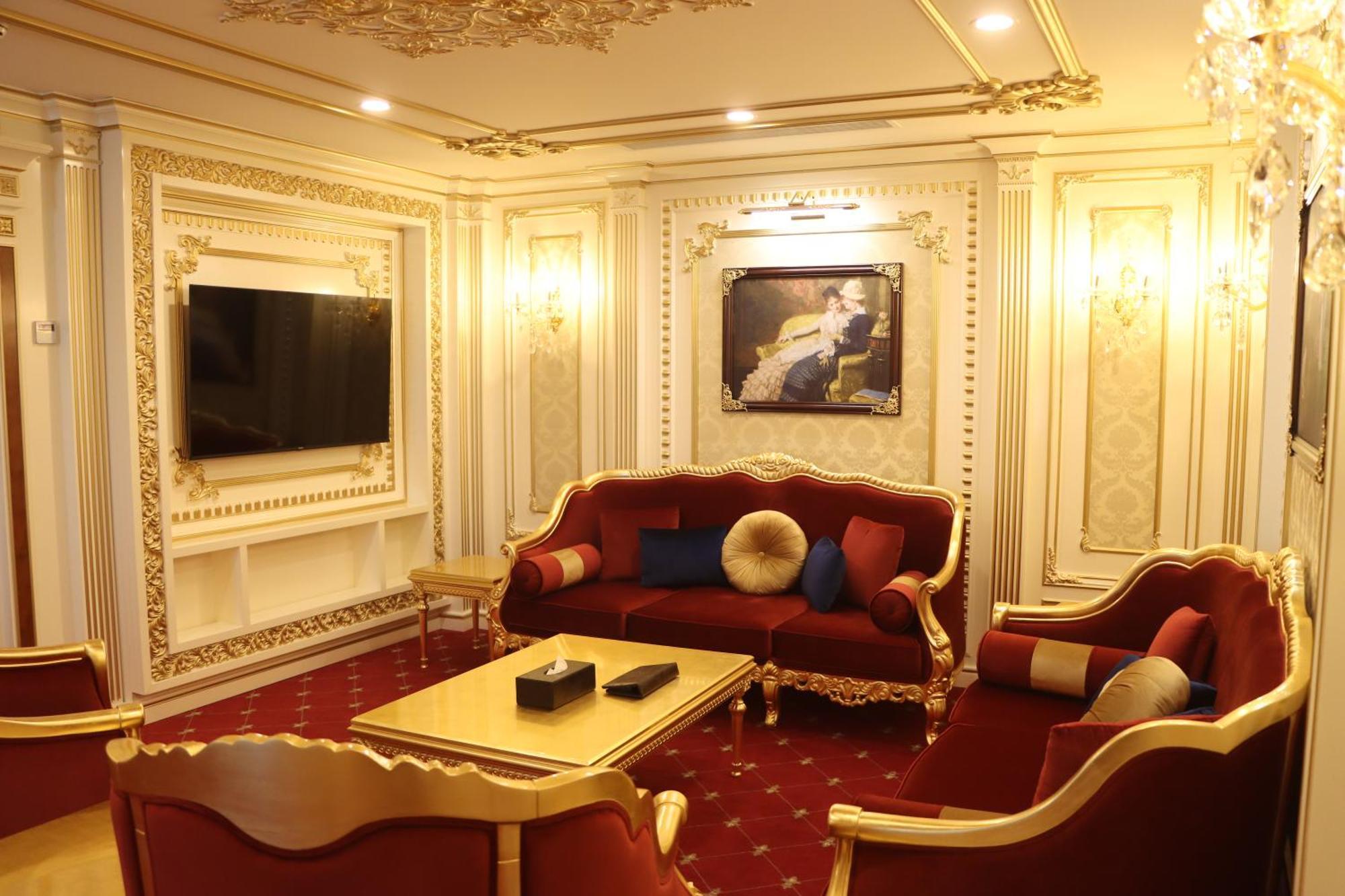 Cristal Erbil Hotel Zewnętrze zdjęcie A living room in the Presidential Suite