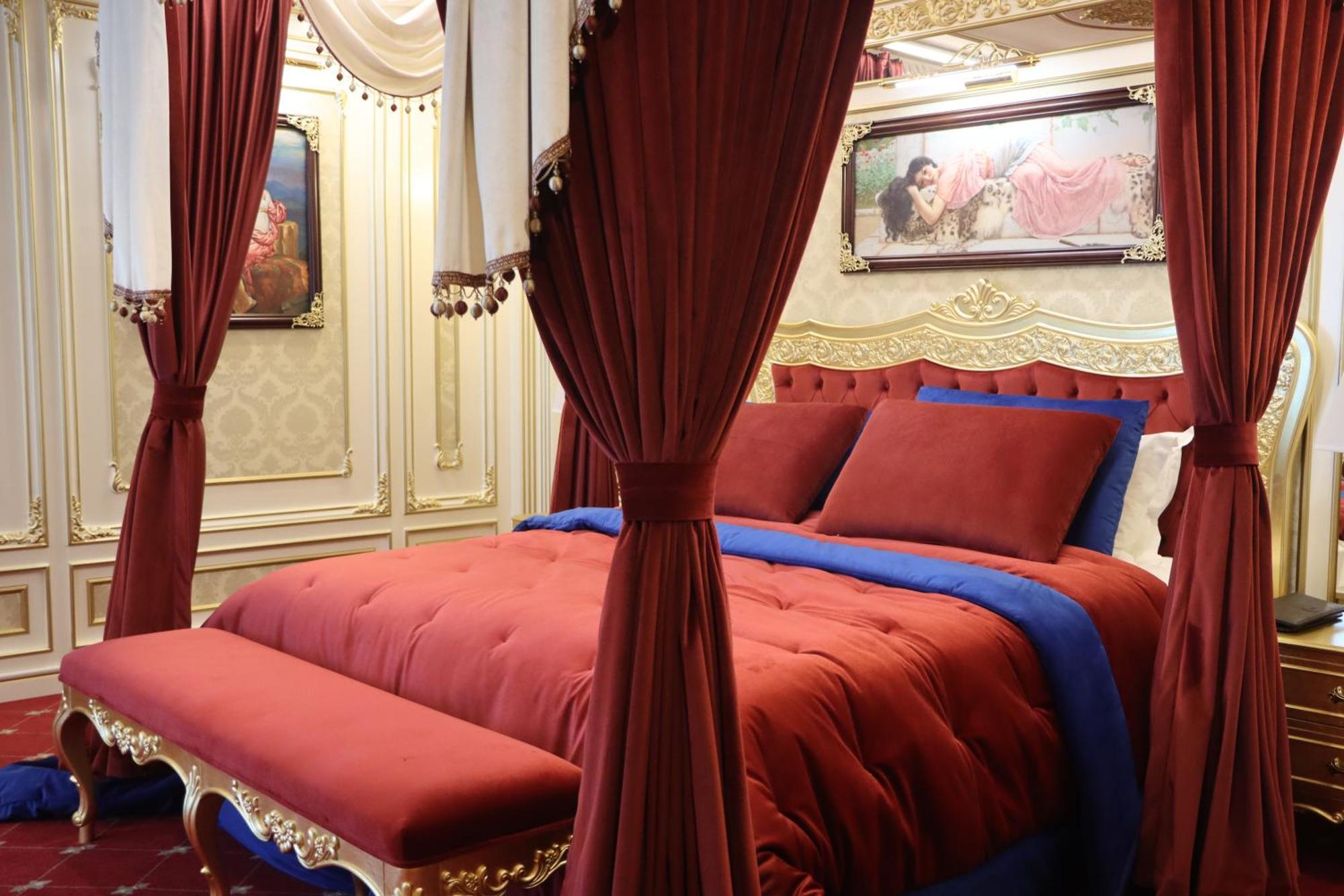 Cristal Erbil Hotel Zewnętrze zdjęcie A bed with curtains
