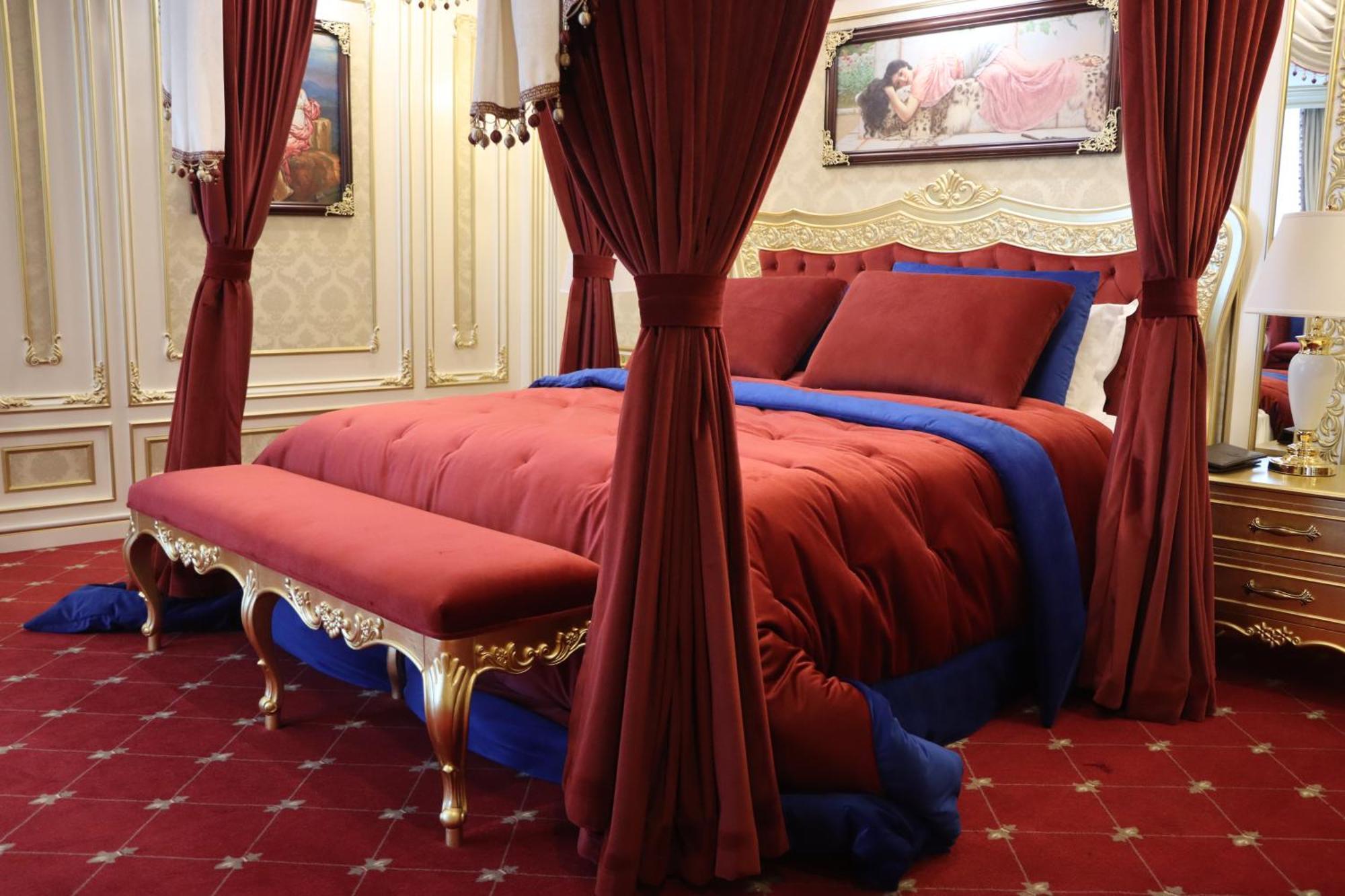 Cristal Erbil Hotel Zewnętrze zdjęcie A bed with curtains