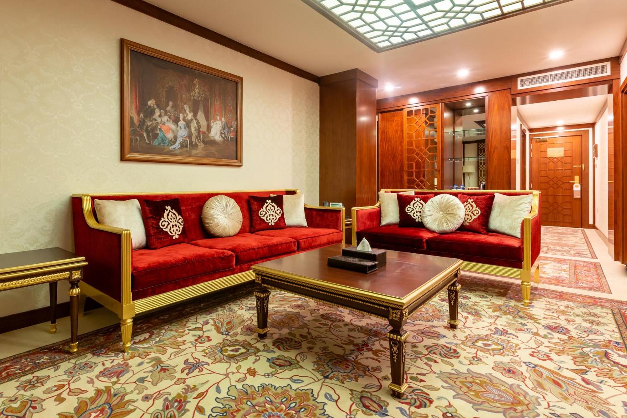 Cristal Erbil Hotel Zewnętrze zdjęcie A living room in the Presidential Suite
