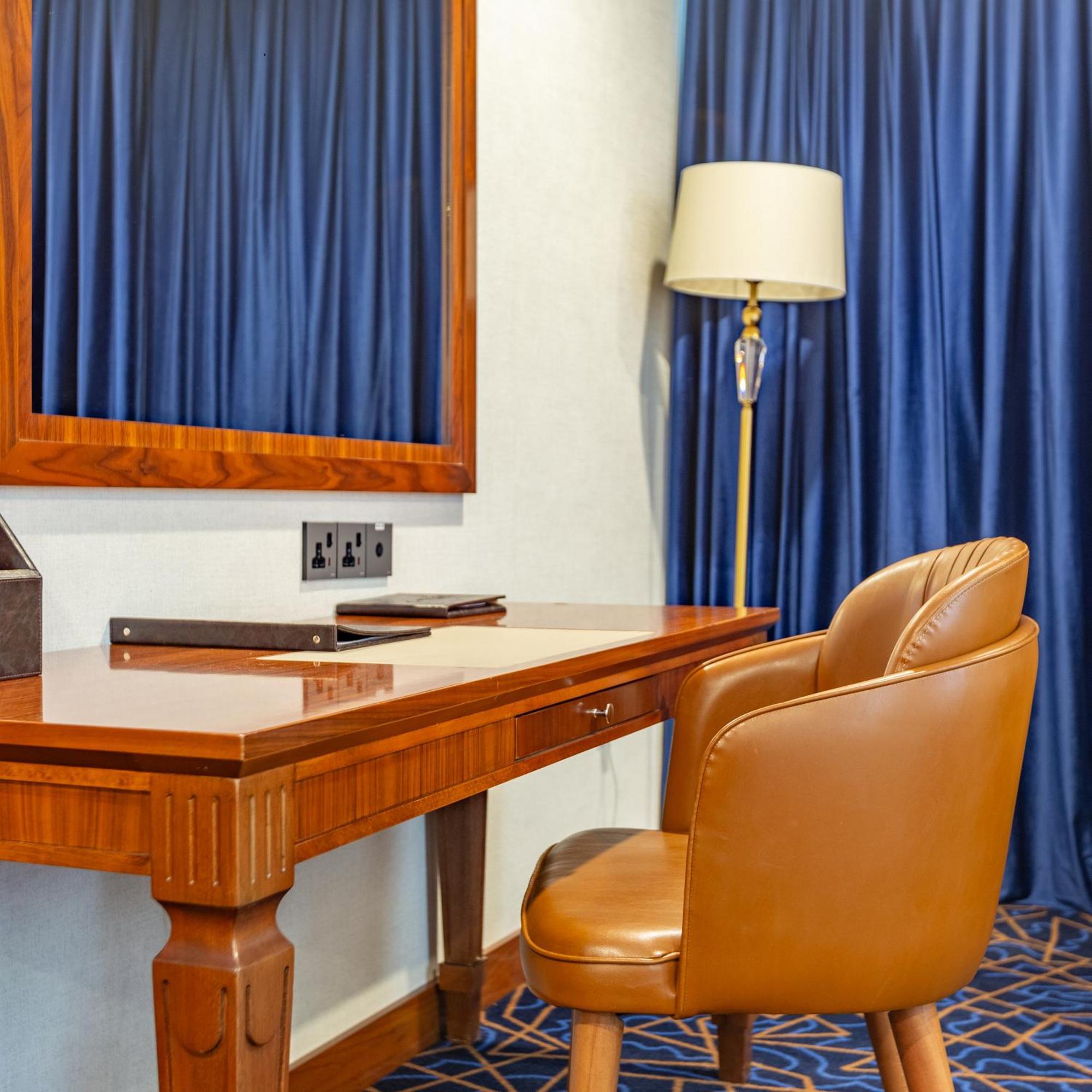 Cristal Erbil Hotel Zewnętrze zdjęcie A writing desk in a hotel room